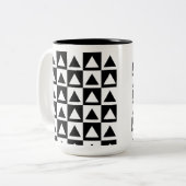Black and White Triangle getric shape pattern Zweifarbige Tasse (Vorderseite Links)