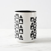 Black and White Triangle getric shape pattern Zweifarbige Tasse (Mittel)