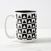 Black and White Triangle getric shape pattern Zweifarbige Tasse (Links)