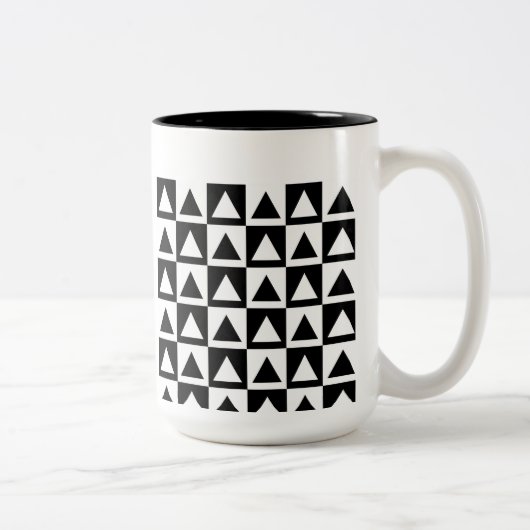 Black and White Triangle getric shape pattern Zweifarbige Tasse (Rechts)