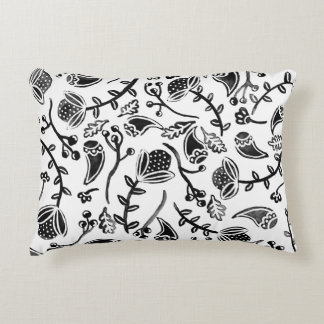 Black and White Woodland Floral Pattern Dekokissen