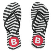 Black and White Zig Zag Pattern Red Monogram Badesandalen (Fußbett)