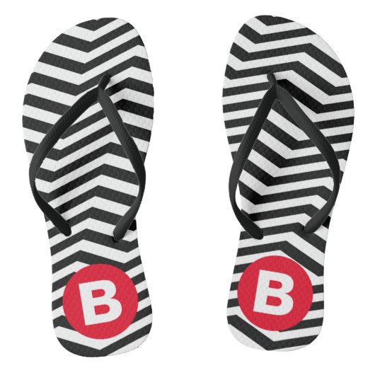 Black and White Zig Zag Pattern Red Monogram Badesandalen (Fußbett)