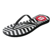 Black and White Zig Zag Pattern Red Monogram Badesandalen (Schrägansicht)