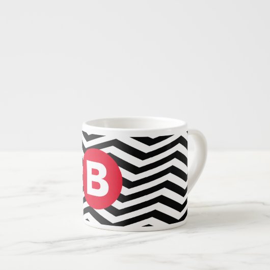 Black and White Zig Zag Pattern Red Monogram Espressotasse (Vorderseite Rechts)