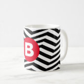 Black and White Zig Zag Pattern Red Monogram Kaffeetasse (VorderseiteRechts)