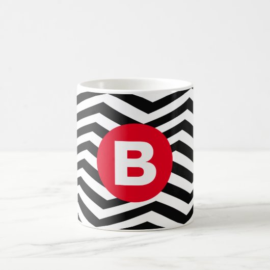 Black and White Zig Zag Pattern Red Monogram Kaffeetasse (Mittel)