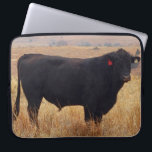 Black Angus Steer Grazing mit Herde Laptopschutzhülle<br><div class="desc">Black Angus Steer Grazing mit Herde</div>