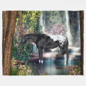 Black Appaloosa Horse Waterfall Hintergrund Fleecedecke (Vorderseite (Horizontal))