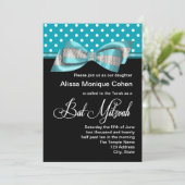 Black Aquamarin Blue Polka Dot Bat Mitzvah Einladung (Stehend Vorderseite)