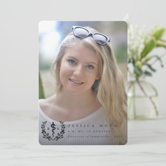 Black Asclepius RN Registrierter Nurse-Abschluss Ankündigung (Stehend Vorderseite)