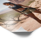 Black Babe in Khaki Shorts mit Blick auf die Wüste Fotodruck (Ecke)