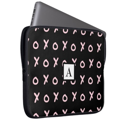 Black & Baby Pink X O XO XO Niedlich Trendy Laptopschutzhülle (Vorne Rechts)