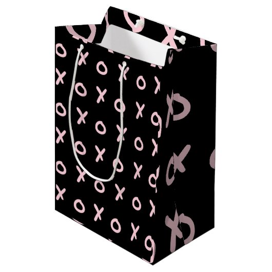 Black & Baby Pink X O XO XO Niedlich Trendy Mittlere Geschenktüte (Vorderseite Schrägansicht)