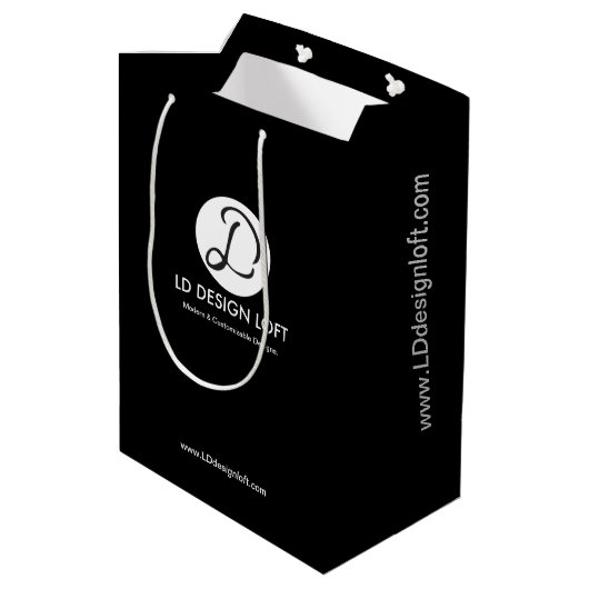 Black Bag Ihr Unternehmen Logo Website hier Custom Mittlere Geschenktüte (Rückseite Schrägansicht)