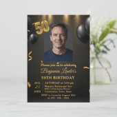 Black Balloons & Gold Confetti Photo 50th Birthday Einladung (Stehend Vorderseite)
