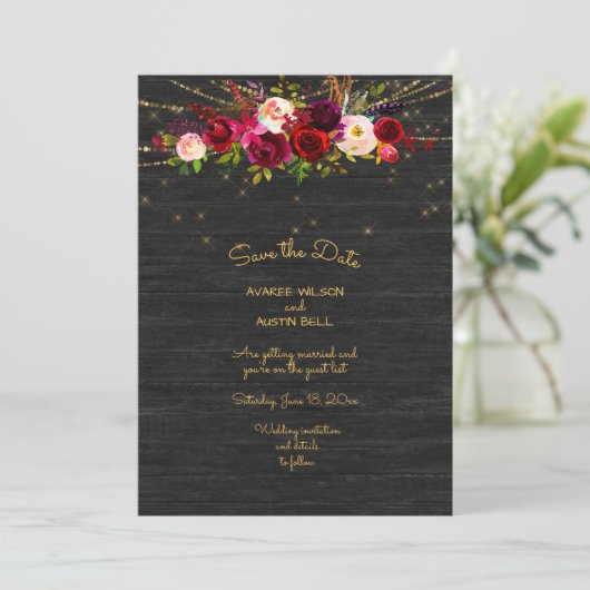 Black Barnboard String Lights Burgundy Rose Save The Date (Stehend Vorderseite)
