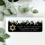 Black Bat Mitzvah Chic Gold Floral Rücksendeadress<br><div class="desc">Seien Sie stolz, freuen Sie sich und feiern Sie diesen Meilenstein Ihres Lieblings-Bat Mitzvah, wenn Sie dieses raffinierte, personalisierte Rücksendelabel! Eine schicke, atemberaubende, weiße und goldene Glitzer-Aquarellfarbe mit Imitaten Goldfolienskripttypografie und Star of David, sowie ein weißer San-Serif-Typ Overlay einen dramatischen schwarzen Hintergrund Personalisieren Sie den benutzerdefinierten Text mit Ihrem Namen...</div>
