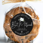 Black Bat Mitzvah Silver Script Floral Watercolor Runder Aufkleber<br><div class="desc">Seien Sie stolz, freuen Sie sich und feiern Sie diesen Meilenstein Ihres Lieblings-Bat Mitzvah, wenn Sie diesen raffinierten, personalisierten Aufkleber verwenden! Eine schicke, atemberaubende, weiße und Imitate silberne Glitzer florale Aquarell, Imitate silberne Folie handgeschriebene Drehbuch und Star of David, sowie weiße Sans Serif Typografie überlagern einen dramatischen schwarzen Hintergrund. Personalisieren...</div>