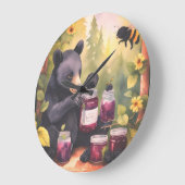 Black Bear gathering blackberry jam Große Wanduhr (Winkel)