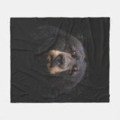 BLACK BEAR ON BROWN WOODEN TREE BRANCH FLEECEDECKE (Vorderseite (Horizontal))