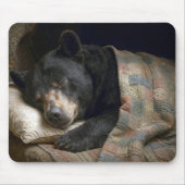 Black Bear Sleeping Under a Quilt Mousepad (Vorne)