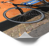 Black Bicycle Against Orange Wall, Aarhus, Dänemar Poster (Ecke)