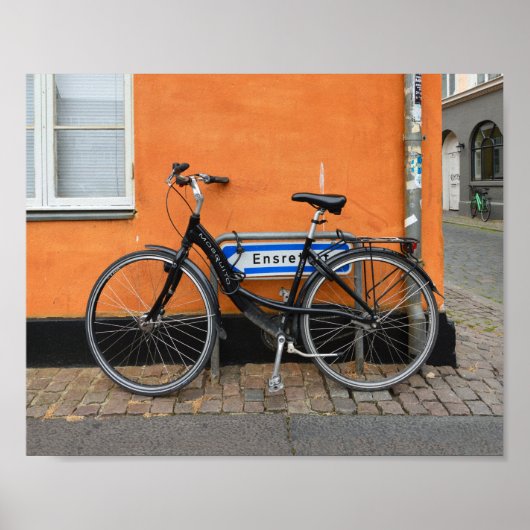 Black Bicycle Against Orange Wall, Aarhus, Dänemar Poster (Vorne)