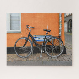 Black Bicycle Against Orange Wall, Aarhus, Dänemar Puzzle