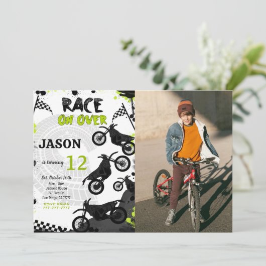 Black Bike Birthday Foto Einladung (Stehend Vorderseite)