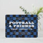 Black Blue Checkerboard Football Game Watch Partys Einladung (Stehend Vorderseite)