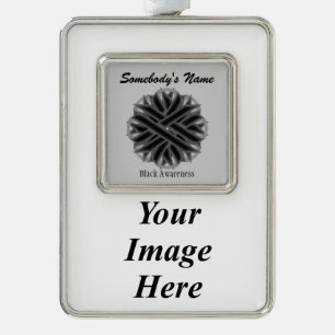 Black Blume Ribbon Tmpl (V-I) von Kenneth Yoncich Rahmen-Ornament Silber