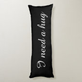 Black body pillow with custom text | I need a hug Seitenschläferkissen (Rückseite (Vertikal))