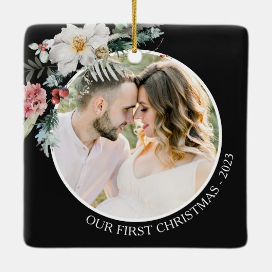 Black Botanical First Christmas Keramikornament (Rückseite)