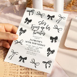 Black Bow 30. Geburtstag Party Einladung<br><div class="desc">Machen Sie Ihren Geburtstag unvergesslich mit unseren Coquette 30. Geburtstagseinladungen. Diese Einladungen sind wunderschön gestaltet mit stilvollen schwarzen Aquarellbogen und einer eleganten Textvorlage mit dem Titel "Sie bindet ihre Zwanziger".</div>