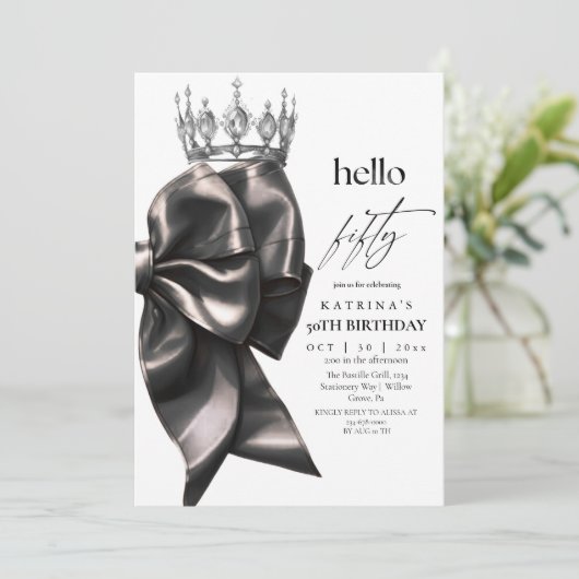 Black Bow 50th Birthday Einladung (Stehend Vorderseite)