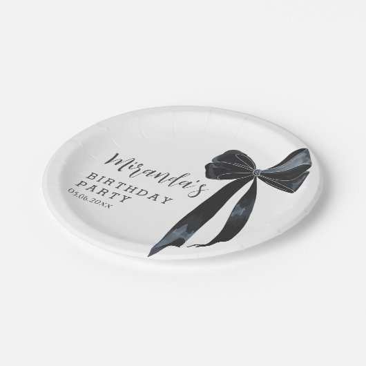 Black Bow Birthday Party Pappteller (Schrägansicht)