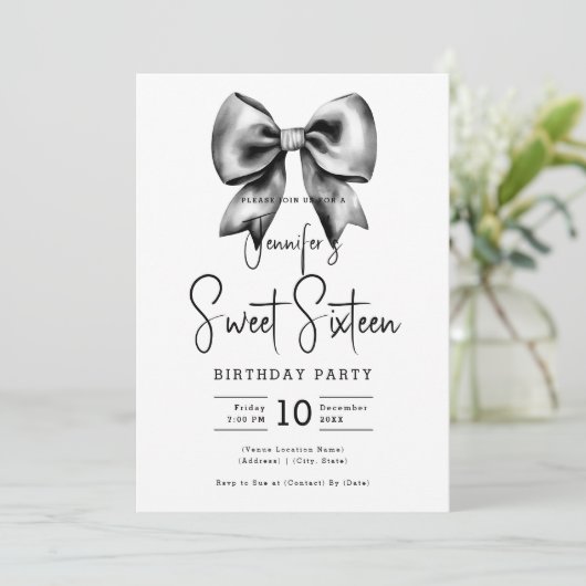 Black Bow Coquette Niedliches Script Sweet 16 Einladung (Stehend Vorderseite)