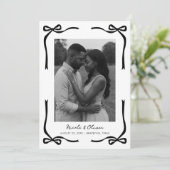 Black Bow Frame & Elegantes Modernes Foto Hochzeit Save The Date (Stehend Vorderseite)