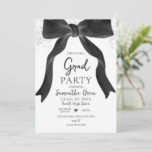 Black Bow Graduation Party Einladung (Stehend Vorderseite)