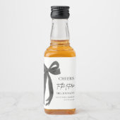 Black Bow jubelt für das zukünftige Brautparty Alkoholflaschenetikett (Vorderseite)