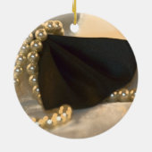 Black Bow Krawatte und White Pearls Hochzeit Keramik Ornament (Hinten)