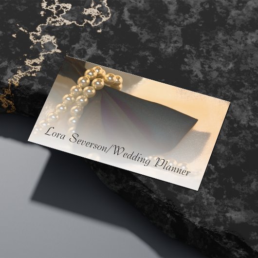 Black Bow Krawatte und White Pearls Hochzeitsplane Visitenkarte