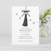 Black Bow Modern Class of 2026 Graduation  Ankündigung (Stehend Vorderseite)