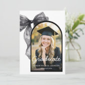 Black Bow Photo Graduation Einladung (Stehend Vorderseite)