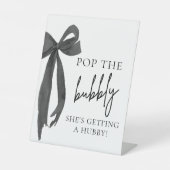 Black Bow Pop The Bubbly She's Getting Hubby Sign Sockelschild (Vorderseite)
