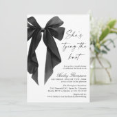 Black Bow She's Tying The Knot Bridal Shower Einladung (Stehend Vorderseite)