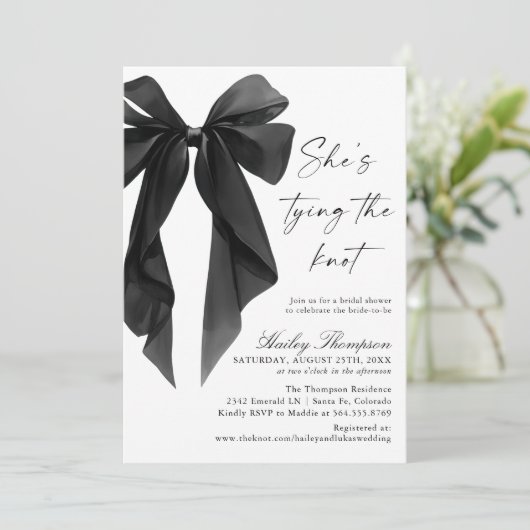 Black Bow She's Tying The Knot Bridal Shower Einladung (Stehend Vorderseite)