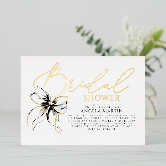 Black Bow She's Tying The Knot Bridal Shower Folieneinladung (Stehend vorne)