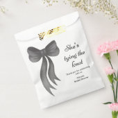 Black Bow She's Tying the Knot Bridal Shower Geschenktütchen (Versiegelt)
